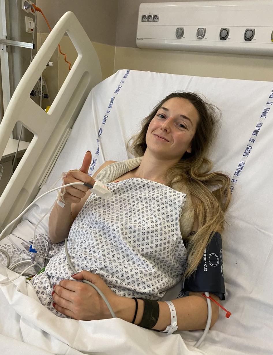 美人ジョッキーで有名な女性騎手ミカエル・ミシェルが落馬事故病室より