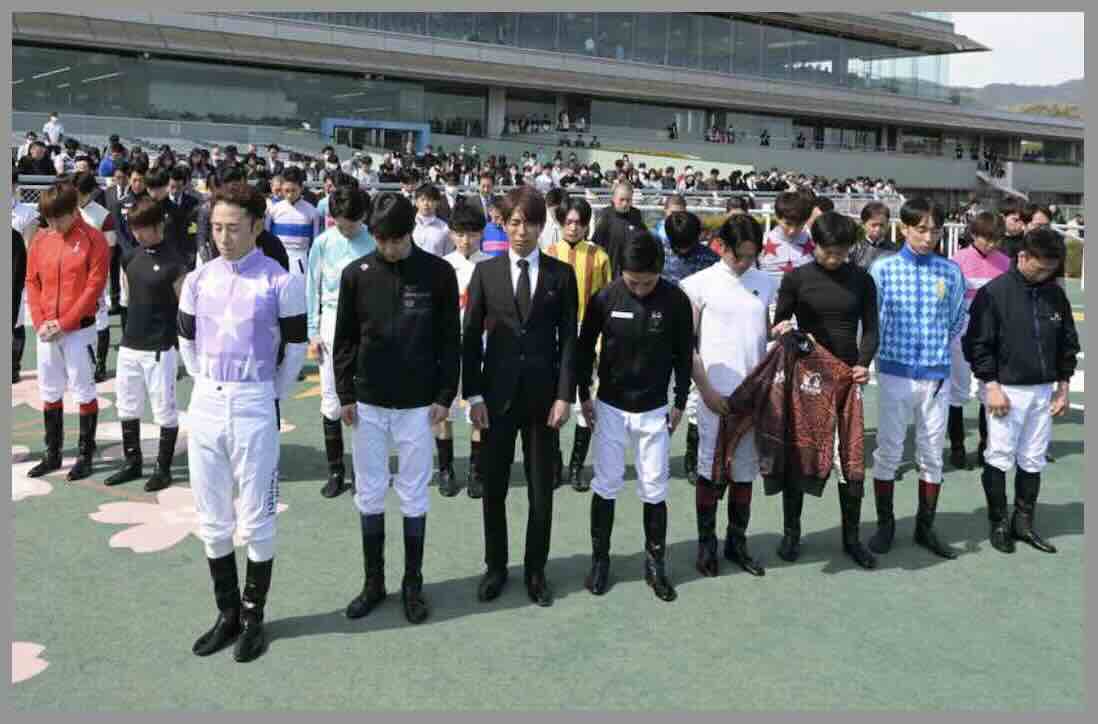 黙祷を捧げる騎手たち(手前が兄の藤岡佑介騎手)